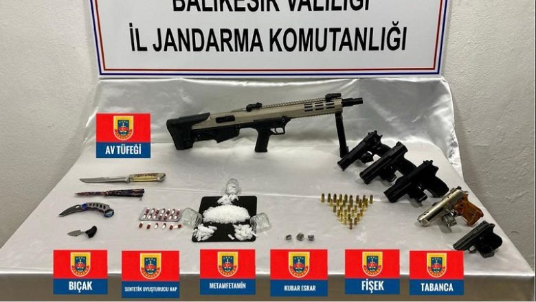 Jandarma’dan Operasyon. Balıkesir İl Jandarma Komutanlığı silah mühimmatı, uyuşturucu madde imal ve ticaretine yönelik çalışma yaptı. Yapılan çalışmada Balıkesir’in Bandırma İlçesi’nde yaşayan şüpheliye baskın düzenledi.