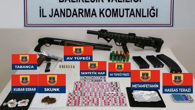 Jandarma'dan şüphelilere baskın. Balıkesir İl Jandarma Komutanlığı ekipleri uyuşturucu madde imal ve ticaretine yönelik operasyon düzenledi. 
