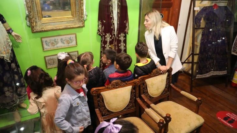 Minik Ziyaretçilerin Müze Heyecanı. Burhaniye Belediyesi Kuvâ-yi Milliye Kültür müzesi, Müzeler gününde de yoğun ilgi gördü. Burhaniye Belediyesi, Kuvâ-yi Milliye müzesi okullar tarafından düzenlenen ziyaretlerle doldu taştı.