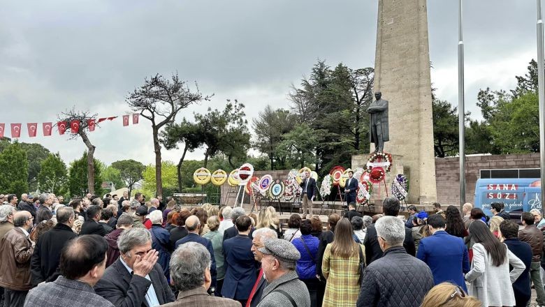 Balıkesir CHP Milletvekili Serkan Sarı 19 Mayıs Zafer Bayramı'nı kutladı. Balıkesir'de düzenlenen etkinliklere katıldı. Gençlik bayramında, gençlerle sohbet etti.