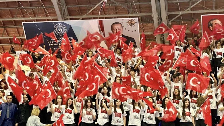 Balıkesir CHP Milletvekili Serkan Sarı 19 Mayıs Zafer Bayramı'nı kutladı. Balıkesir'de düzenlenen etkinliklere katıldı. Gençlik bayramında, gençlerle sohbet etti.
