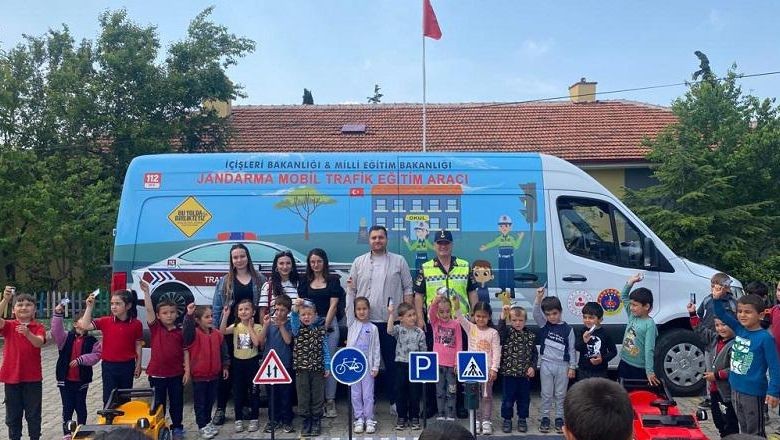 Trafik Şube öğrencilerle buluştu. Balıkesir İl Jandarma Komutanlığı Trafik Şube öğrencilerle buluştur. İl Jandarma Komutanlığı Trafik Şube ekipleri öğrencilere trafik eğitimi verdi.