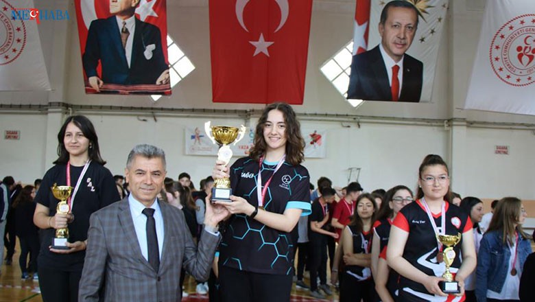 Ödüller Sahiplerini Buldu Balıkesir'de Gençlik Haftası Etkinlikleri kapsamında Gönen İlçesinde bir çok müsabaka gerçekleşti. Ayrıca Müsabakalara birçok branşta sporcu katılım sağladı. Bununla beraber müsabakalarda derece yapan sporculara yapılan tören ile ödülleri taktim edildi.