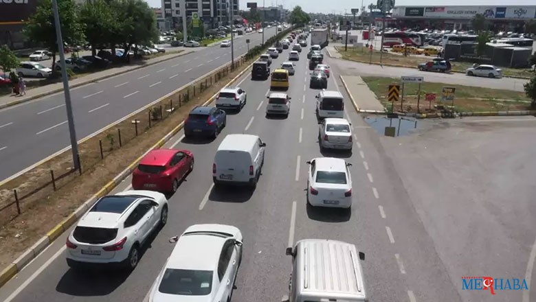 19 Mayıs Atatürk'ü Anma, Gençlik ve Spor Bayramı ile hafta sonunun birleşmesiyle oluşan 3 günlük tatili Balıkesir'in Edremit ilçesinde geçirmek isteyen vatandaşlar yollara düştü. Bu nedenle Çanakkale – Balıkesir kara yolunda yoğun bir trafik oluştu.
