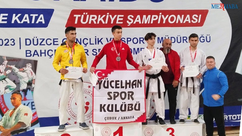 Balıkesir’in Gururları Türkiye Tek Yürek Kumite ve Kata Türkiye Şampiyonası sona erdi. Ayrıca Balıkesir’den iki sporcu şampiyonada derece elde etti. Balıkesirli sporcu Ecrin Dinçer + 50 Yıldız kadınlar dalında Türkiye 3’üncüsü oldu. Bununla beraber 70kg Genç Erkekler kategorisinde, Saffet Güren’de Türkiye 3’üncülüğü kazandı.