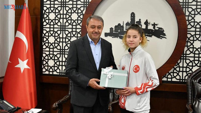 Genç Sporculardan Şıldak’a Ziyaret. Balıkesirde düzenlenen Triatlon müsabakalarında ödül kazanan sporcular Vali Hasan Şıldak’ı ziyaret etti. Ayrıca İl Gençlik Ve Spor Müdürü Adem Özalp’ de ziyarette sporculara eşlik etti.