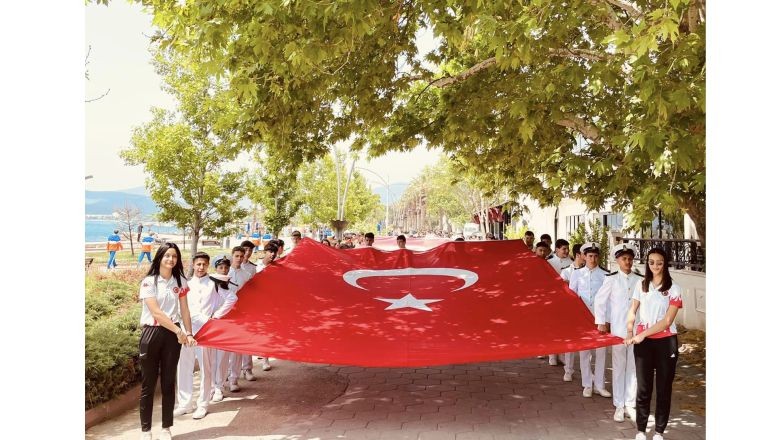 Erdek gençlik yürüyüşünde. Erdek Belediyesi 19 Mayıs Atatürk'ü Anma Gençlik ve Spor Bayramı'nı kutladı. Belediye Başkanı Burhan Karışık önderliğinde gençlik yürüyüşü yaptı.