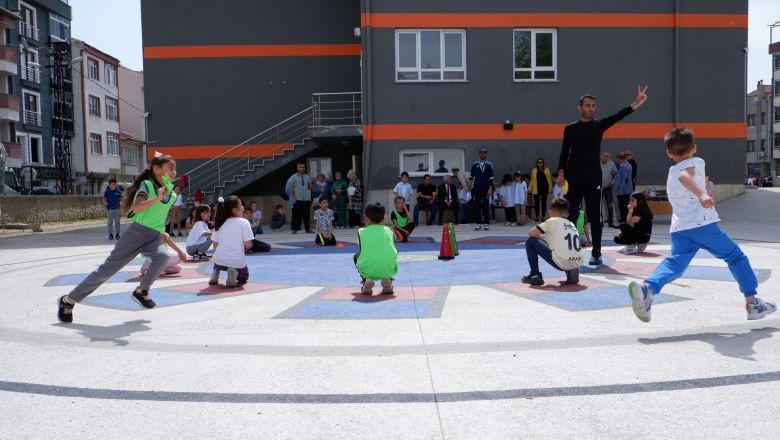Güney , çocuklarla oyun oynadı. Balıkesir'in Susurluk Belediye Başkanı Nurettin Güney çocuklarla oyunlar oynadı.