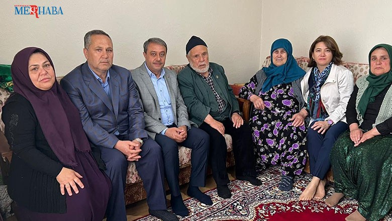Şıldak'tan Şehit Emanetlerine Vefa. Vatan için canını hiçe sayan şehitlerin ailelerini sık sık ziyaret eden, devletin yakınlığını hissettiren Vali Şıldak hafta sonu da ziyaretlerine devam etti.