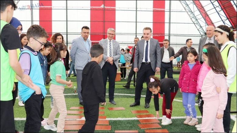 Depremzede Öğrencilere Çocuk Şenliği Yaptılar