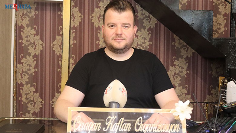 Evlenmenin Maliyeti Ne Kadar? Düğün Yapma Maliyetleri Hangi Seviyede? En Çok Hangi Düğün Konseptleri Tercih Ediliyor. Evlenmenin Maliyeti Ne Kadar? Düğün sezonun gelmesi ile birlikte, düğün maliyetleri merak konusu oldu. Ayrıca dünya evine girecek çiftler bütçelerine uygun bir düğün yapmaktan yana. Dolayısıyla organizasyon şirketleri arasında doğru seçim yapmak çok önemli. Bununla birlikte düğün maliyetleri hakkında bilgi veren Fatih Kutluözoğlu şu ifadeleri kullandı;