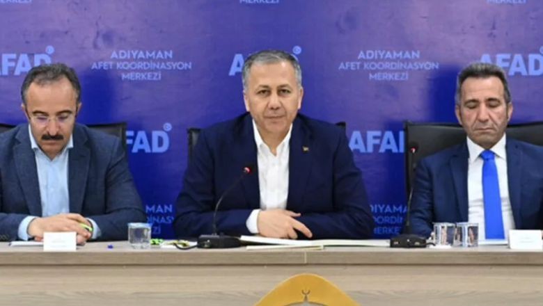 Ali Yerlikaya Adıyaman'da Açıklama Yaptı. İçişleri Bakanı Ali Yerlikaya, 6 Şubat'ta meydana gelen 7.7 ve 7.6'lık depremlere ilişkin açıklama yaptı. Yerlikaya; "Topyekün seferberliğimiz devam ediyor ve her bir vatandaşımız sıcak yuvalarına kavuşana kadar da devam edecek" dedi.