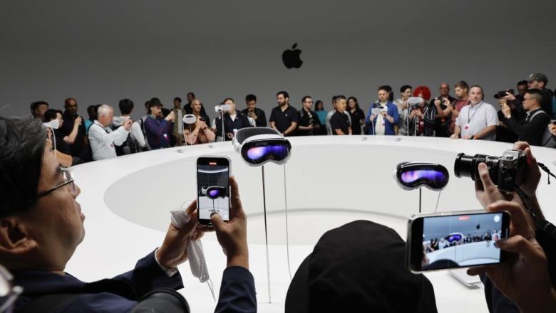 Apple Yeni Ürününü Tanıttı. Dünyaca ünlü teknoloji şirketi Apple, hem sanal hem de artırılmış gerçeklik deneyimi sunan “Karma gerçeklik” gözlüğünü tanıttı.