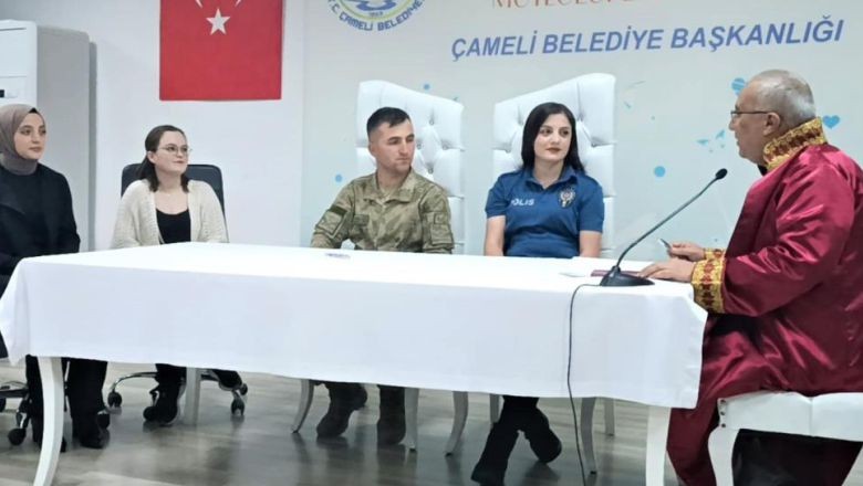Aşkları Futbol Maçında Başladı. Aker Sedat Kasal ve polis memuru Merve Yazıcı Beşiktaş Trabzonspor müsabakasında tanıştı. Aşık oldular ve Denizli’de üniformalarıyla nikah masasına oturdular.
