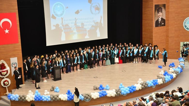 BAÜN Sağlık Bilimleri Fakültesinde mezuniyet coşkusu. Balıkesir Üniversitesi Sağlık Bilimleri Fakültesinde 2022-2023 eğitim-öğretim yılı mezunları için mezuniyet töreni düzenlendi.