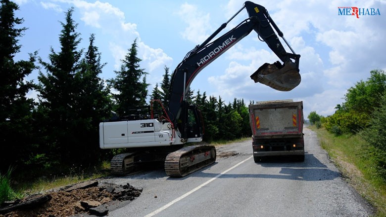Balıkesir’de bozulan ve yıpranan yollara kilitli parke taşı çalışması gerçekleşti. Ayrıca, yollarda, bordür döşemesi oldu.