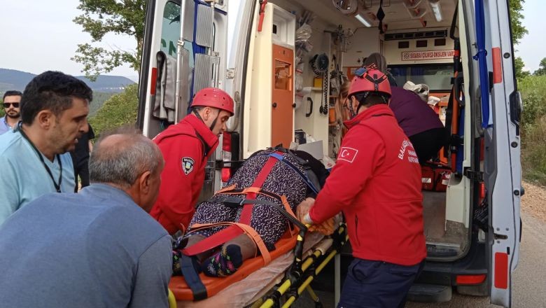 Balıkesir Dursunbey'de Trafik Kazası. Balıkesir Dursunbey ilçesinde otomobiller kafa kafaya çarpıştı. 1 kişi hayatını kaybetti. 3 kişi ise ağır yara aldı.