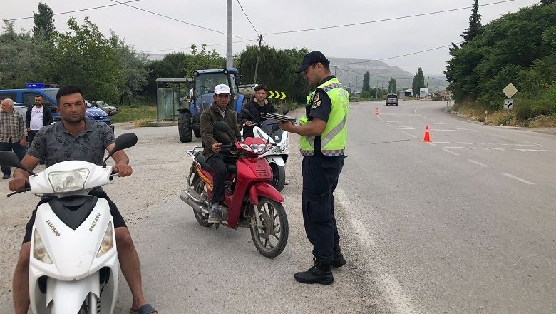 Balıkesir 'de Ekipler Denetime Devam Ediyor. Jandarma Trafik ve Asayiş Timleri yaşanabilecek kazaların önüne geçmek için denetimleri arttırdı.