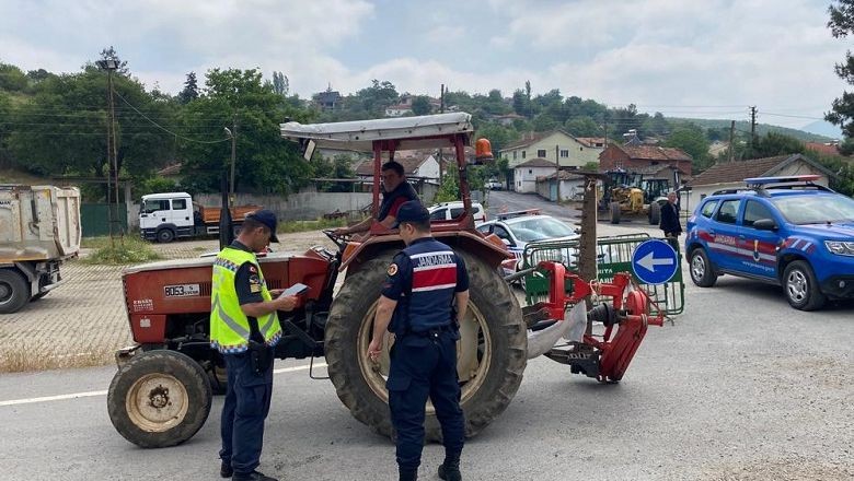 Balıkesir 'de Ekipler Denetime Devam Ediyor. Jandarma Trafik ve Asayiş Timleri yaşanabilecek kazaların önüne geçmek için denetimleri arttırdı.