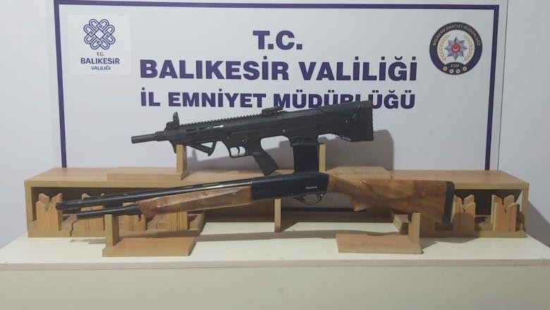 Balıkesir'de Silahlı Kavga. Balıkesir'in Edremit ilçesinde iki grup arasında çıkan sözlü tartışma silahlı kavgaya dönüştü. Çıkan olayda 1'i ağır toplam 6 kişi yara aldı.