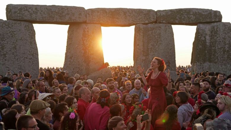 Binlerce Kişi Stonehenge'te