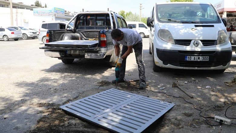 Burhaniye'de Yol Çalışması. Burhaniye Belediyesi, Fen işleri ekipleri çalışma yaptı.