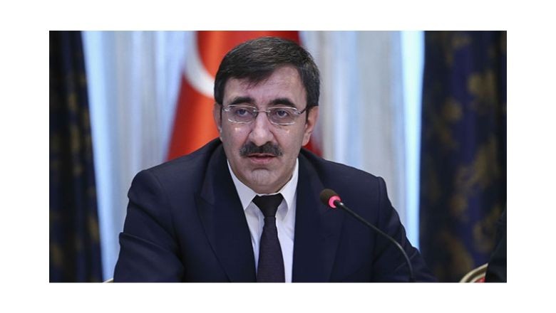 Cevdet Yılmaz Kimdir ? Cevdet Yılmaz, Cumhurbaşkanı Recep Tayyip Erdoğan tarafından açıklanan yeni kabinede Cumhurbaşkanı Yardımcısı oldu. Yılmaz'ın hayatı merak konusu oldu. Hayatı ve eğitimi ile ilgili bilgiler internette en çok aranan konular arasına girdi.