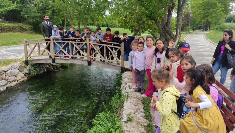 Dursunbey'de kardeş okullar buluştu. Dursunbey Mıcırlar İlkokulu öğrencileri, kardeş okulları Dursunbey Mesleki ve Teknik Anadolu Lisesi’ni ziyaret etti.