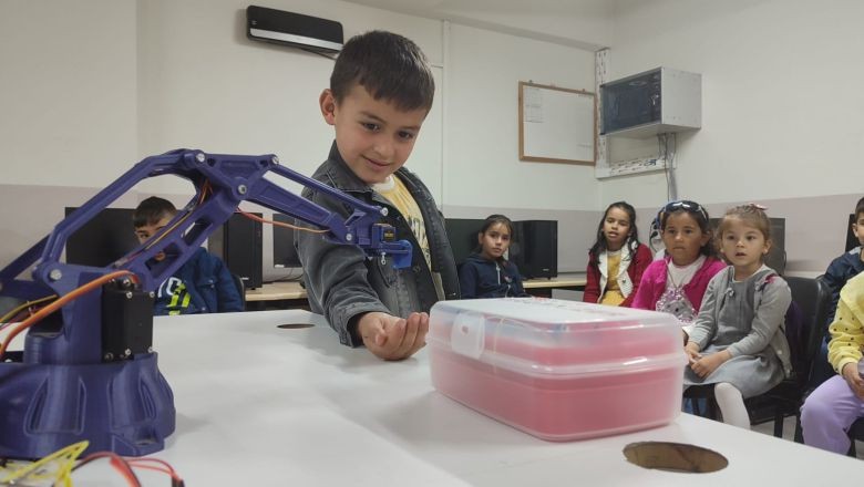 Dursunbey'de kardeş okullar buluştu. Dursunbey Mıcırlar İlkokulu öğrencileri, kardeş okulları Dursunbey Mesleki ve Teknik Anadolu Lisesi’ni ziyaret etti.