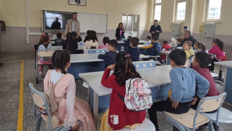 Dursunbey'de kardeş okullar buluştu. Dursunbey Mıcırlar İlkokulu öğrencileri, kardeş okulları Dursunbey Mesleki ve Teknik Anadolu Lisesi’ni ziyaret etti.