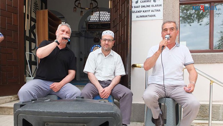 Burhaniye ilçesinde, üçüncü grup olarak yola çıkan hacı adayları için coşkulu uğurlama töreni oldu.