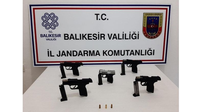 Jandarma Ekiplerinden Özel Çalışma. Balıkesir İl Jandarma Komutanlığı ekipleri silah, mühimmat imal ve ticaretine yönelik şüpheliler için özel çalışma gerçekleştirdi. Balıkesir merkezli 8 ilde eş zamanlı baskın düzenlendi.