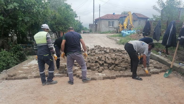 Kış Aylarının İzleri Siliniyor. Susurluk Belediyesi Fen İşleri Müdürlüğü ekipleri kış aylarında deforme olan kullanım alanlarını yenilemeye devam ediyor. Ayrıca kırsal mahallere yeni projeler inşa ediyor.
