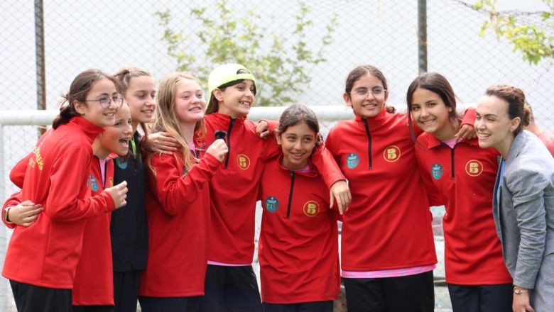 İlk Vuruş Yücel başkandan . Her geçen yıl geliştirilerek daha fazla çocuğa ulaşan “Mahalle Ligi Turnuvaları sona yaklaşıyor. Turnuvaya katılan takımları şampiyonluk heyecanı sardı.