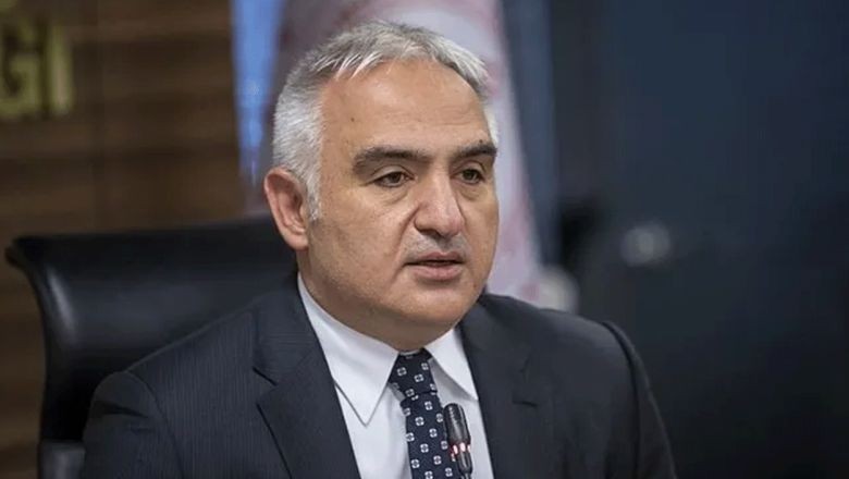 Mehmet Nuri Ersoy Kimdir ? Ersoy, Cumhurbaşkanı Recep Tayyip Erdoğan tarafından açıklanan yeni kabinede Kültür ve Turizm Bakanı oldu. Mehmet Nuri Ersoy’un hayatı merak konusu oldu. Hayatı ve eğitimi ile ilgili bilgiler internette en çok aranan konular arasına girdi.