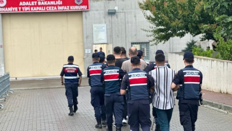 Özel Ekipten Şafak Operasyonu. Balıkesir Jandarma Kom Şube Müdürlüğü ile Burhaniye Jandarma Komutanlığı ekipleri ortak çalışma yürüttü. 3 aydır takip edilen suç örgütü çökertti.