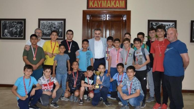 Şampiyonlar Kaymakamı Ziyaret Etti. Balıkesir’in Edremit Kaymakamı Ahmet Odabaş, Grekoromen il birinciliği müsabakalarında U-13 kategorisi şampiyon takımını makamında ağırladı.
