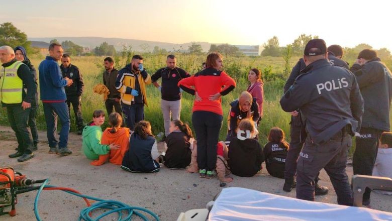 Minibüs kaza yaptı. Balıkesir'de düzenlenen Spor Toto Minikler Judo Yarışması için yola çıkan Aksaray Gençlik ve Spor İl Müdürlüğü sporcuları kaza yaptı.