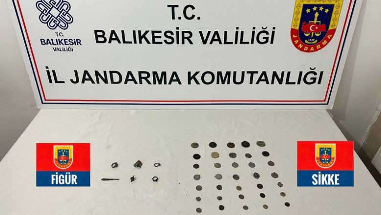 Tarihi Eser Kaçakçılarına Geçit Yok . Balıkesir İl Jandarma Komutanlığı kültür ve tabiat varlıkları kaçakçılığına yönelik operasyon gerçekleştirdi. Yapılan operasyonda bir kişi gözaltına alındı.