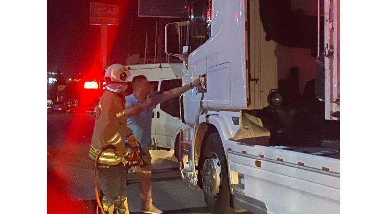 Tır Şoförü Kendini Tıra Kilitledi. Farklı noktalarda otomobillere çarparak kaçan alkollü tır sürücüsü, ekiplerin kontrollü müdahalesiyle gözaltına alındı.