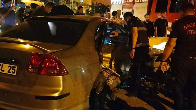 Balıkesir'de İki Araç Kafa Kafaya Çarpıştı. Altıeylül, Hasan Basri Çantay Mahallesinde Kaza oldu. Mahalle Muhtarı Rampa için Uyarmıştı