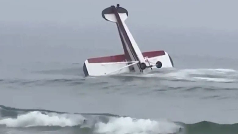 Afiş Taşıyan Uçak Plaja DüştüReklam afişi taşıyan küçük bir uçak sahile çakıldı...