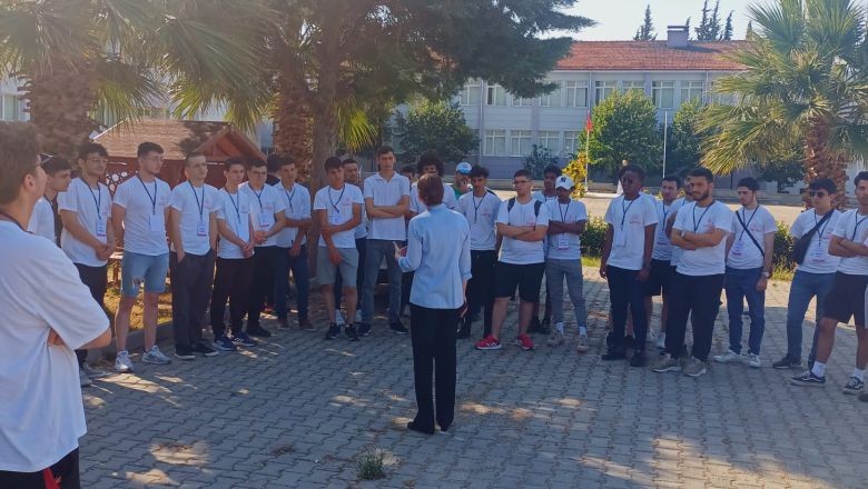 Afyonkarahisar'dan 40 Genç Balıkesir'i Ziyaret Etti. Gençlik ve Spor Bakanlığı Anadoluyuz Biz projesini hayata geçirdi. Proje kapsamında Afyonkarahisar'dan Balıkesir'e 40 genç ziyarete geldi. Tarihi ve kültürel yerleri gezdi.