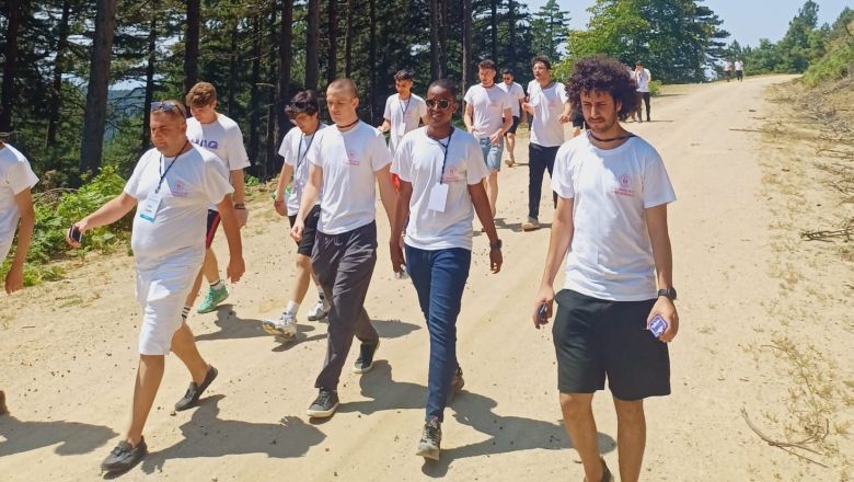 Afyonkarahisar'dan 40 Genç Balıkesir'i Ziyaret Etti. Gençlik ve Spor Bakanlığı Anadoluyuz Biz projesini hayata geçirdi. Proje kapsamında Afyonkarahisar'dan Balıkesir'e 40 genç ziyarete geldi. Tarihi ve kültürel yerleri gezdi.