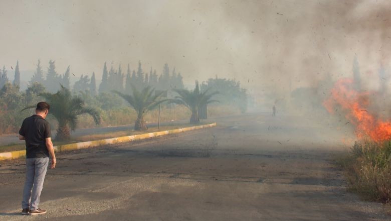 Anız Yangını Balıkesir'de Yolları Kapattırdı. Balıkesir'in Burhaniye ilçesinde, çıkan anız yangını paniğe sebep oldu. Ekipler yangından dolayı bir süre Burhaniye-Edremit kavşağını trafiğe kapattı.