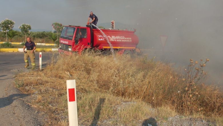 Anız Yangını Balıkesir'de Yolları Kapattırdı. Balıkesir'in Burhaniye ilçesinde, çıkan anız yangını paniğe sebep oldu. Ekipler yangından dolayı bir süre Burhaniye-Edremit kavşağını trafiğe kapattı.