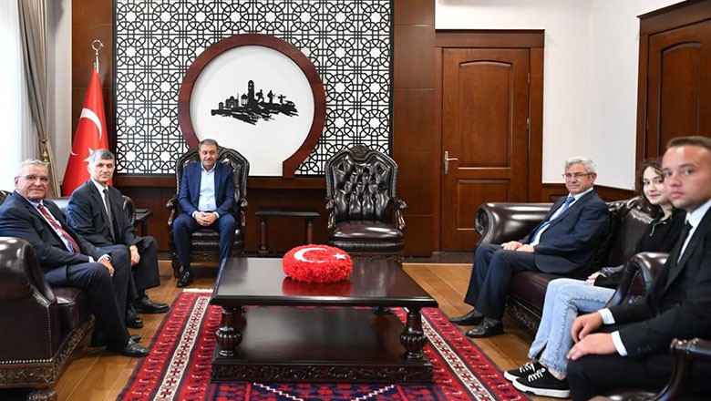 Ankara Balıkesirliler Derneği'nden Ziyaret Ankara Balıkesirliler Derneği Başkanından Vali Şıldak'a Ziyaret
