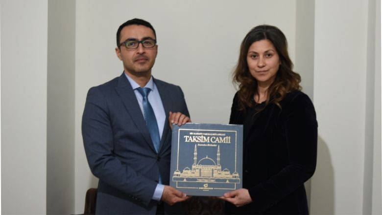 BİK Müdürü Parlak’tan BGYC’ye Taksim Cami Adlı Eser Hediye Edildi