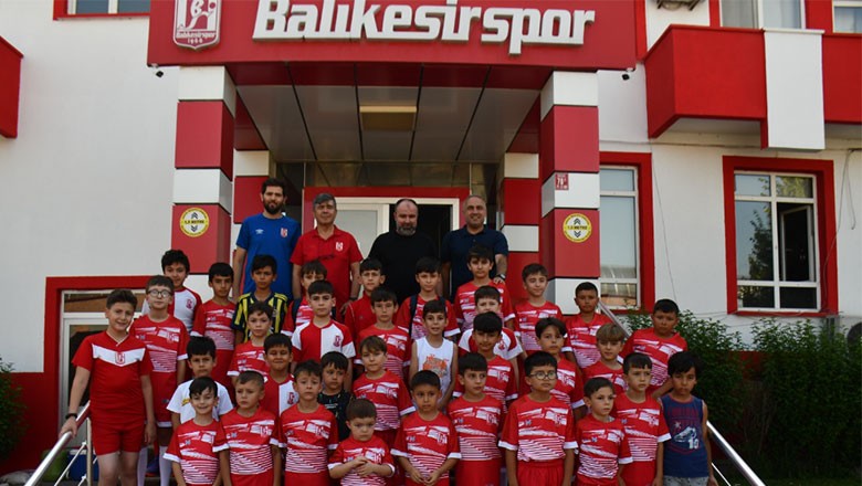 Balıkesirspor Futbol Okulunda Yaz Dönemi Başladı 2016 ve 2017 doğumlu minikler futbol ile buluştu