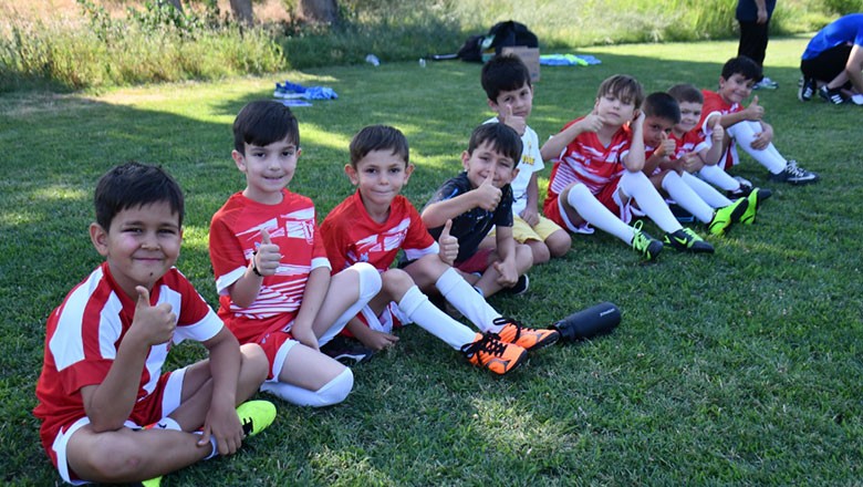 Balıkesirspor Futbol Okulunda Yaz Dönemi Başladı. 2016 ve 2017 doğumlu minikler futbol ile buluştu.
